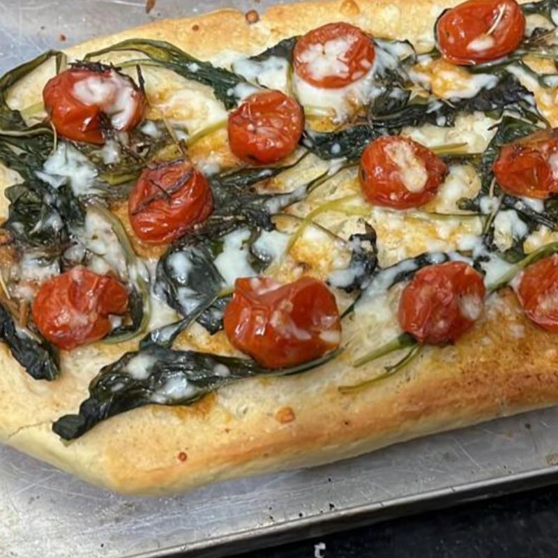 FOCACCIA TOMATINHOS CONFITADOS, RÚCULA E GORGONZOLA