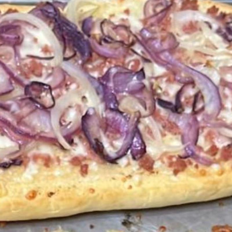 FOCACCIA CEBOLA CARAMELIZADA COM  FAROFA DE BACON CROCANTE